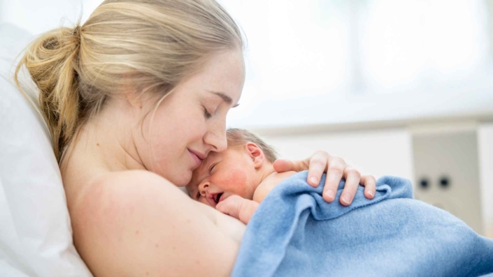 Geburt Geburtstrauma verarbeiten - Mutter mit neu geborenem Baby auf ihrer Brust