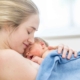 Geburtstrauma verarbeiten - Mutter mit neu geborenem Baby auf ihrer Brust