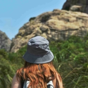 Eine Frau beim Wandern