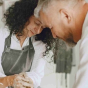Mann und Frau beim Backen