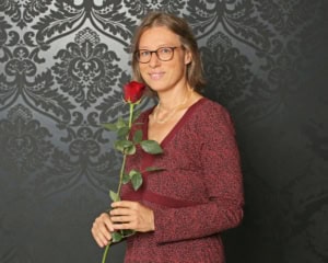 Dr. Grit Ludwig mit Rose