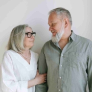 Mann und Frau stehen nebeneinander und schauen sich an