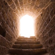 Inannas Aufstieg aus der Unterwelt: Ein Tor aus der Unterwelt führt ins Licht.