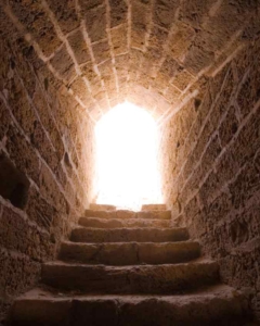 Weiblichkeit-Adventskalender -Inannas-Abstieg-in-die-Unterwelt Inannas Aufstieg aus der Unterwelt: Ein Tor aus der Unterwelt führt ins Licht.