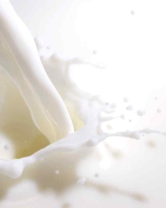 Mütterlichkeit in Märchen - Milch als Märchensymbol: Milch wird in ein Gefäß geschüttet