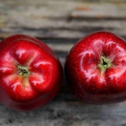 Zwei rote Äpfel
