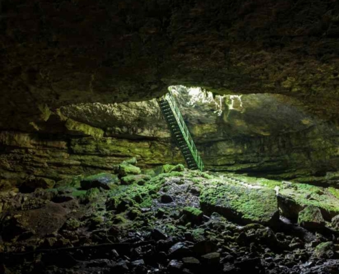 Inannas Abstieg in die Untwelt: Eine Leiter führt fast senkrecht in eine Höhle hinein.