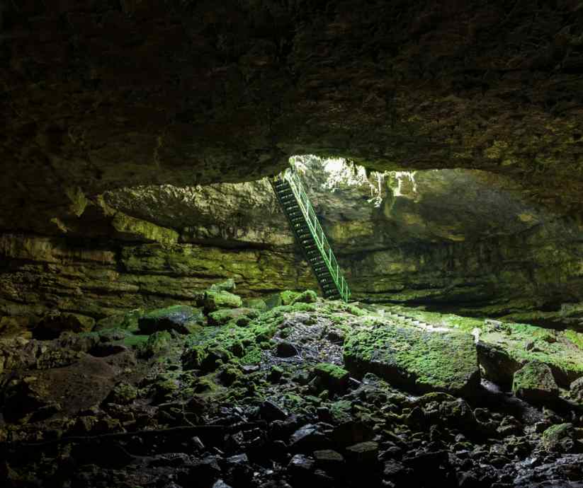 Inannas Abstieg in die Untwelt: Eine Leiter führt fast senkrecht in eine Höhle hinein.