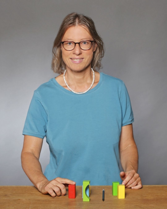 Dr. Grit Ludwig demonstriert eine Aufstellung mit der Methode der Systemischen Selbst-Integration.
