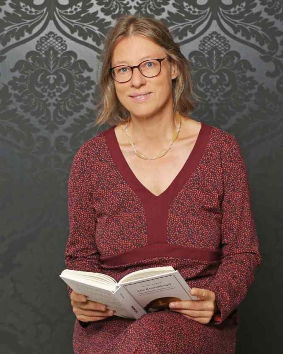 Dr. Grit Ludwig mit ihrem Buch "Die Kristallkugel"