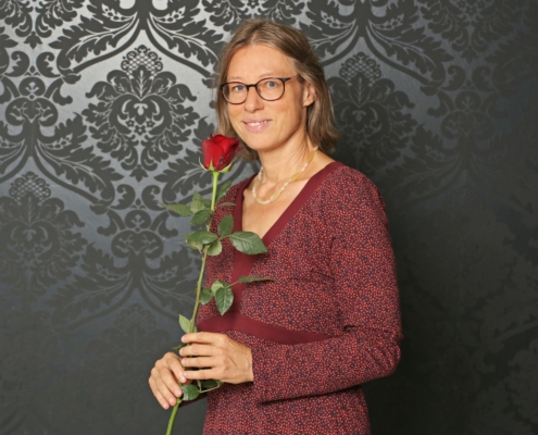 Dr. Grit Cornelia Ludwig mit einer Rose in der Hand