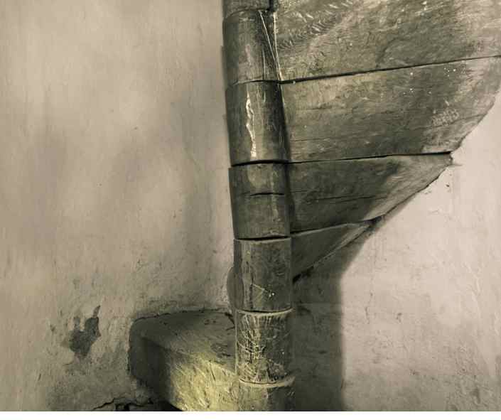 eine enge Wendeltreppen in einem alten Turm