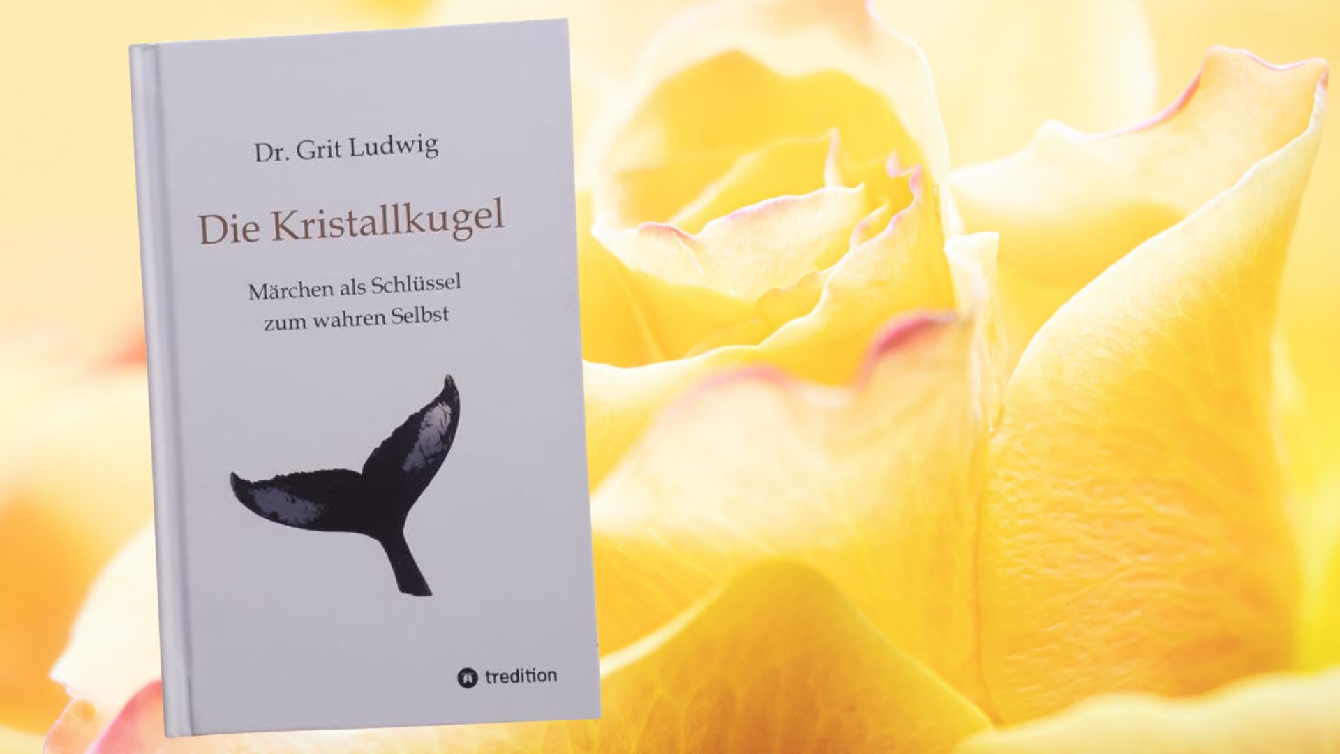 Buch: Dr. Grit Ludwig, Die Kristallkugel - Märchen als Schlüssel zum wahren Selbst. Im Hintegrund eine gelbe Rose.
