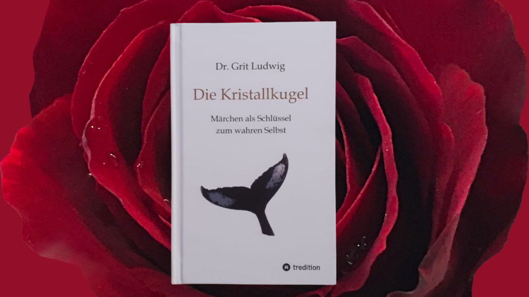 Buch "Dr. Grit Ludwig: Die Kristallkugel - Märchen als Schlüssel zum wahren Selbst". Im Hintergrund eine rote Rose.