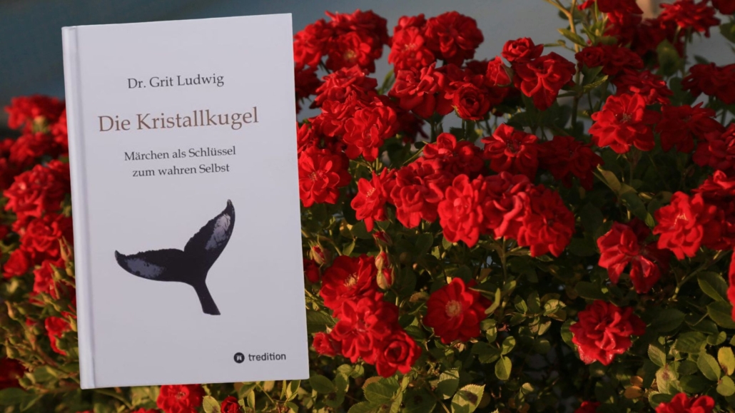 Buch Die Kristallkugel - Märchen als Schlüssel zum wahren Selbst von Dr. Grit Ludwig, Im Hintergrund eine Rosenhecke