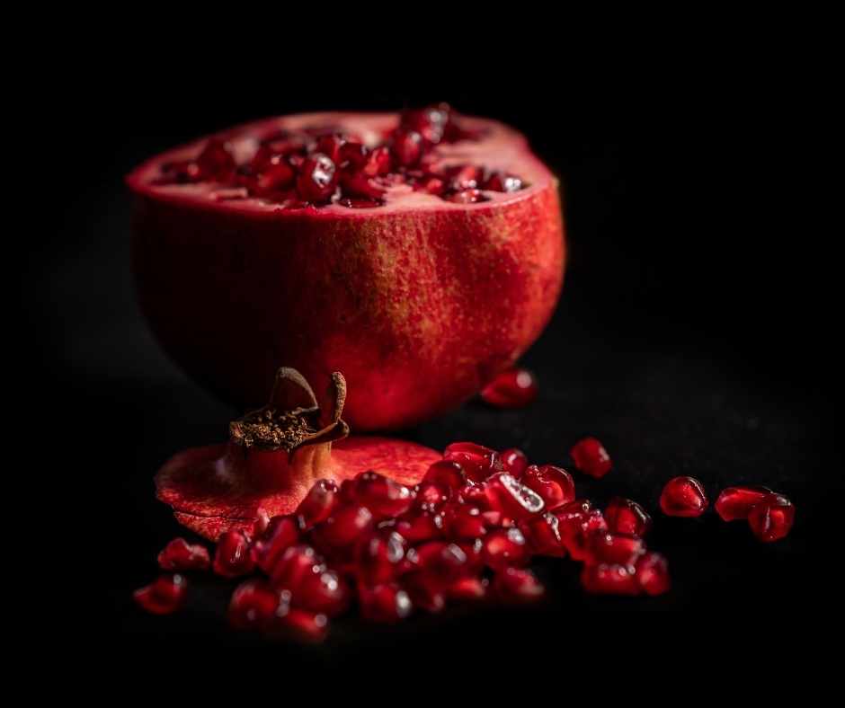 granatapfel Ein aufgeschnittener Granatapfel