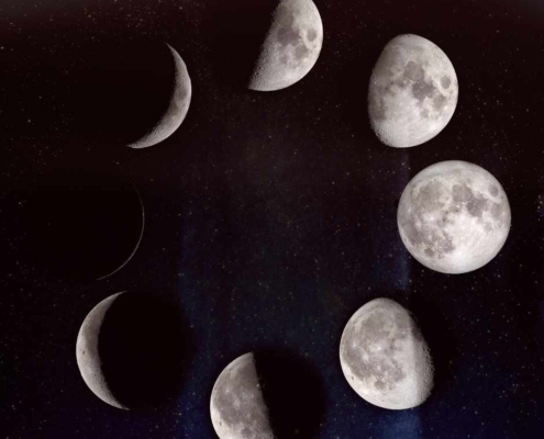 Der Zyklus des Mondes mit neumond, zunehmendem Mond, Vollmond und abnehmendem Mond.