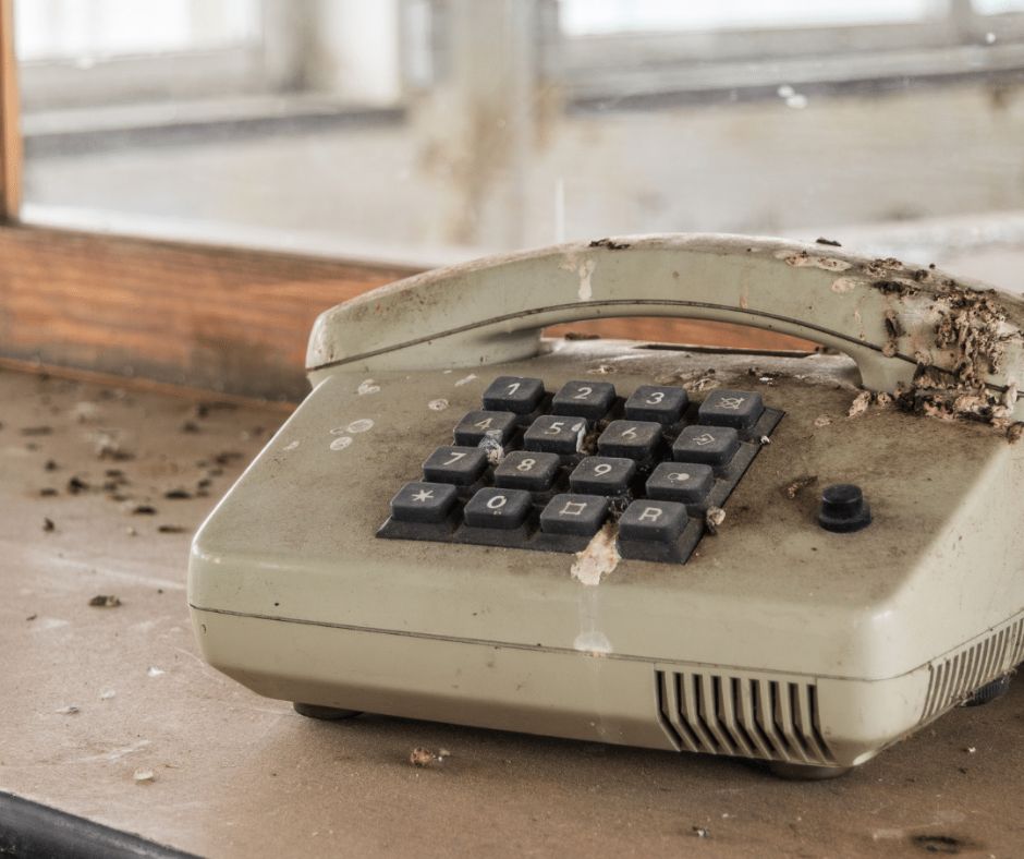 Ein DDR-Telefon, mit Staub bedeckt
