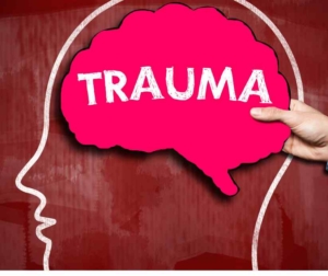 Ein Kopf. Im Gehirn steht das Wort "Trauma"
