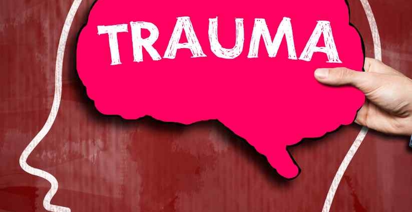 Ein Kopf. Im Gehirn steht das Wort "Trauma"