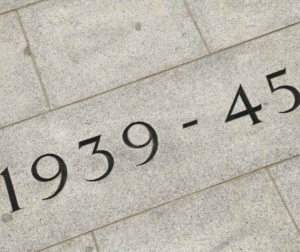 Pflastersteine mit der Aufschrift "1939-45"